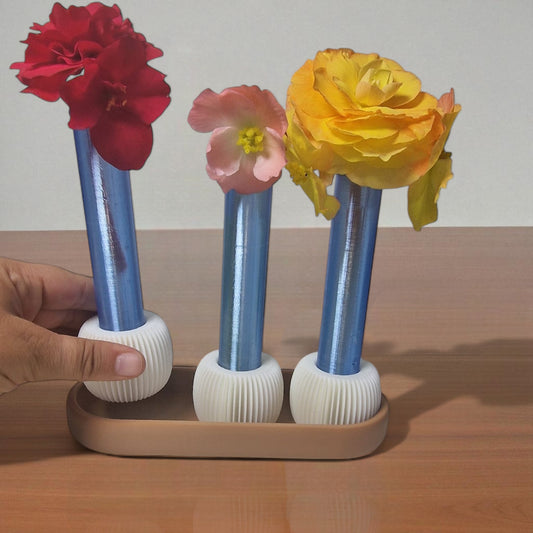 modern 3-vase set, designed for anyone who loves fresh flowers and clean design. This eye-catching piece includes three sleek test tube-style vases securely held in a beautifully minimal tray – perfect for desks, coffee tables, windowsills, or shelves.