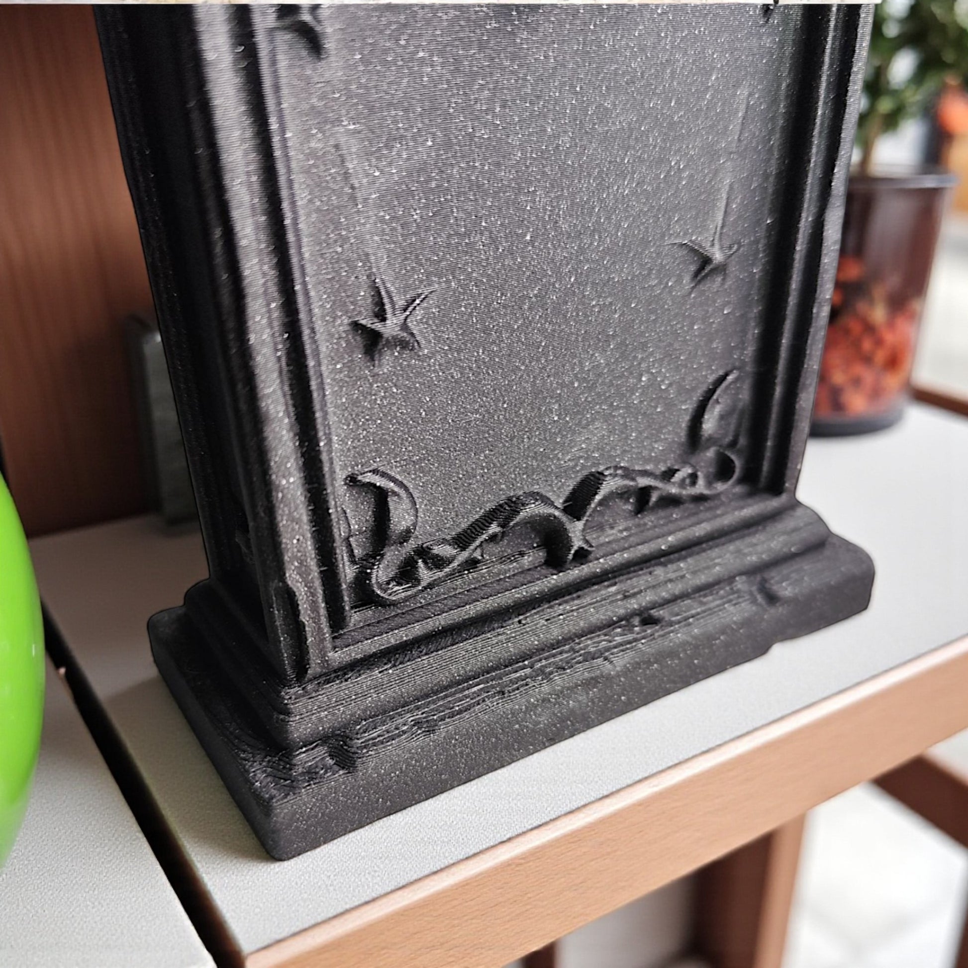 3D printed gothic gravestone with skull details and “RIP” engraving, available in black, grey, and white, shown as Halloween or gothic table decor.