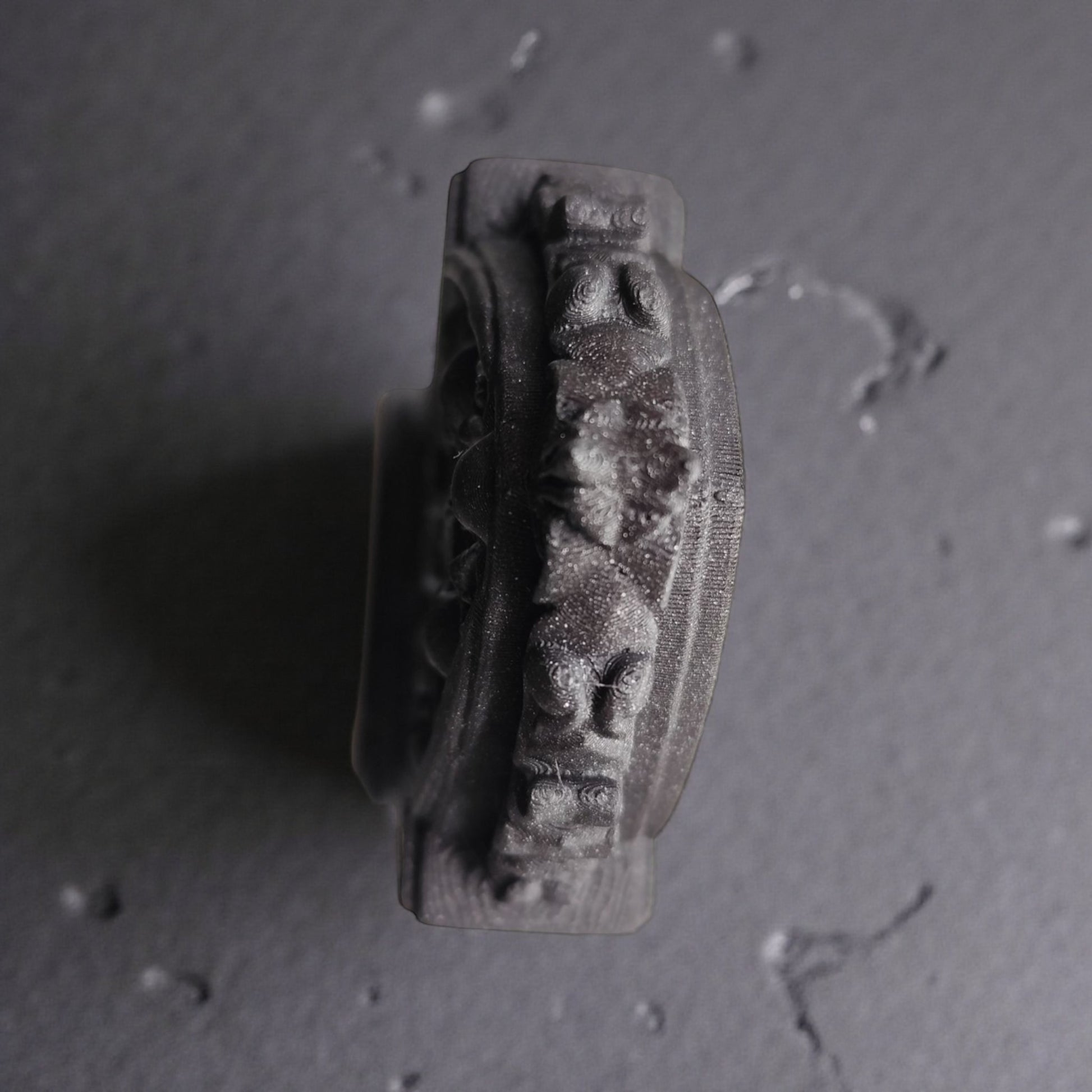 3D printed gothic gravestone with skull details and “RIP” engraving, available in black, grey, and white, shown as Halloween or gothic table decor.