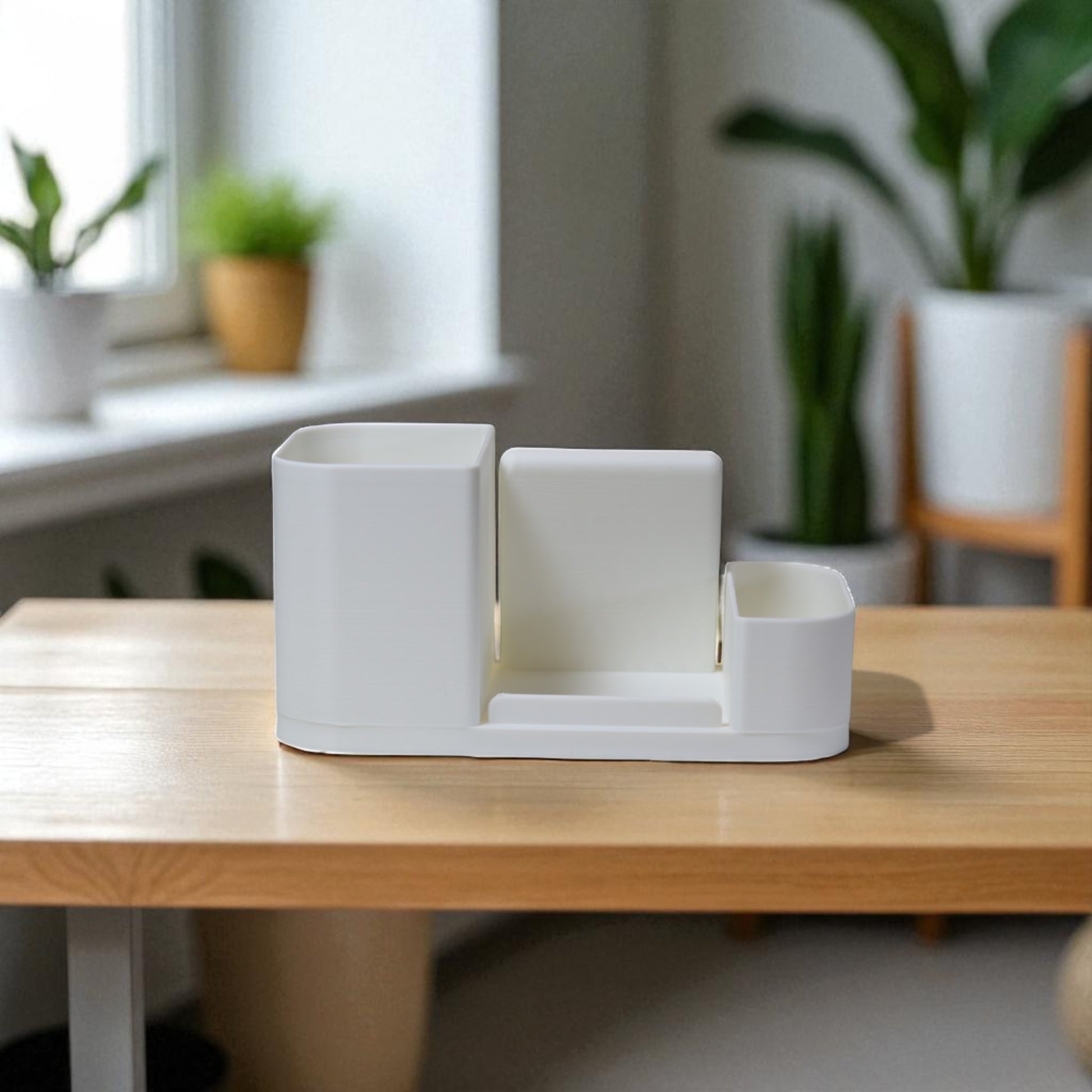 Kids desk organiser with phone stand, pencil/brush holder and sticky-note slot, 20×11×10 cm—white.Front view: organiser holding markers, smartphone in stand, and 3×3 sticky notes—back-to-school desk tidy.