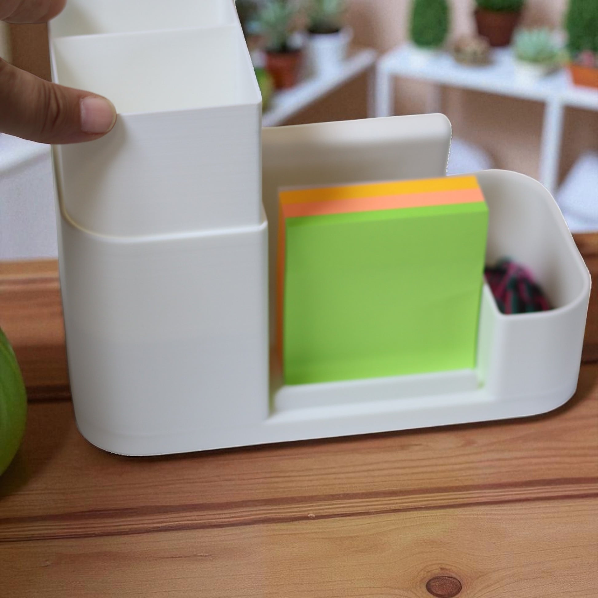Kids desk organiser with phone stand, pencil/brush holder and sticky-note slot, 20×11×10 cm—white.Front view: organiser holding markers, smartphone in stand, and 3×3 sticky notes—back-to-school desk tidy.