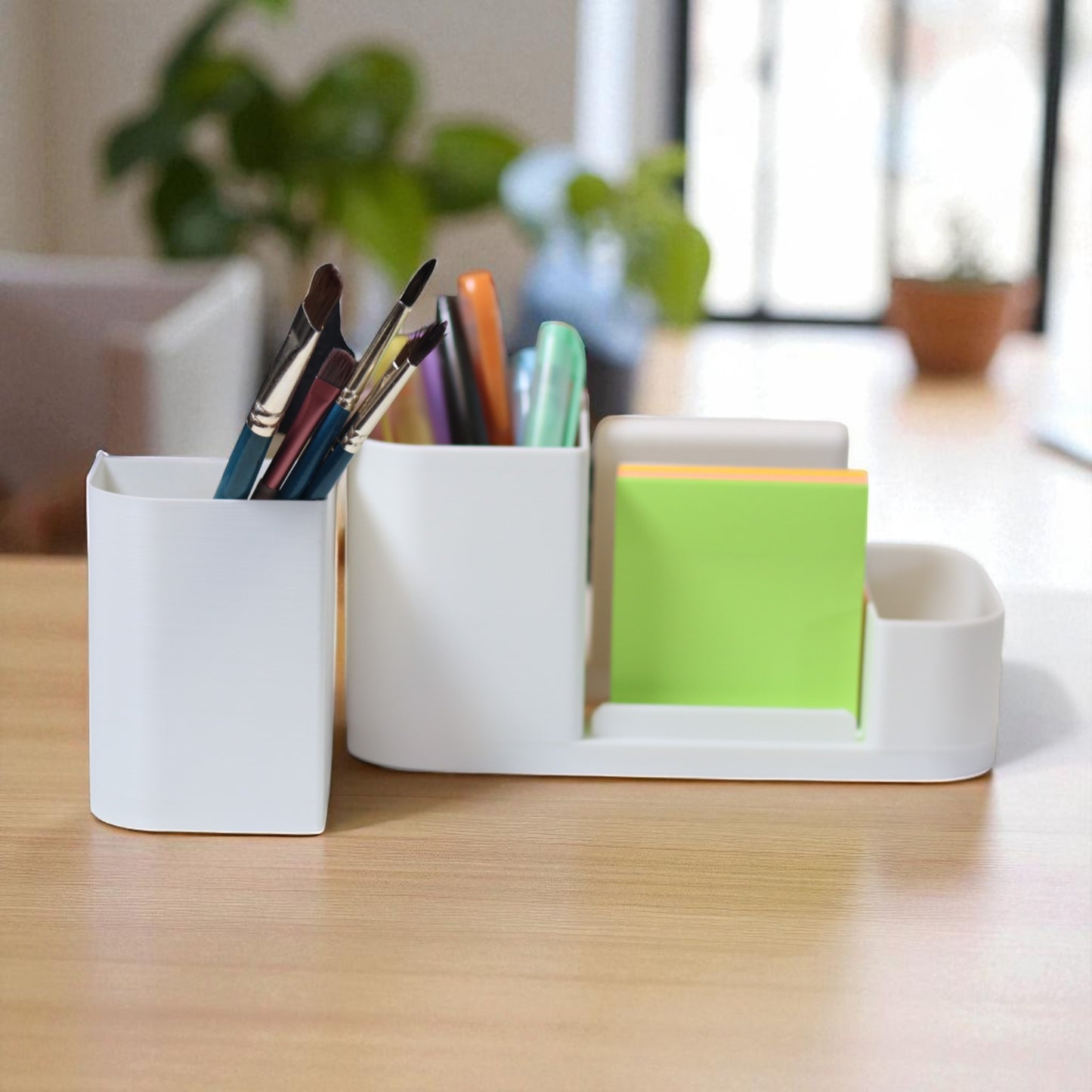 kids desk organiser with phone stand, pencil/brush holder and sticky-note slot, 20×11×10 cm—white.front view: organiser holding markers, smartphone in stand, and 3×3 sticky notes—back-to-school desk tidy.