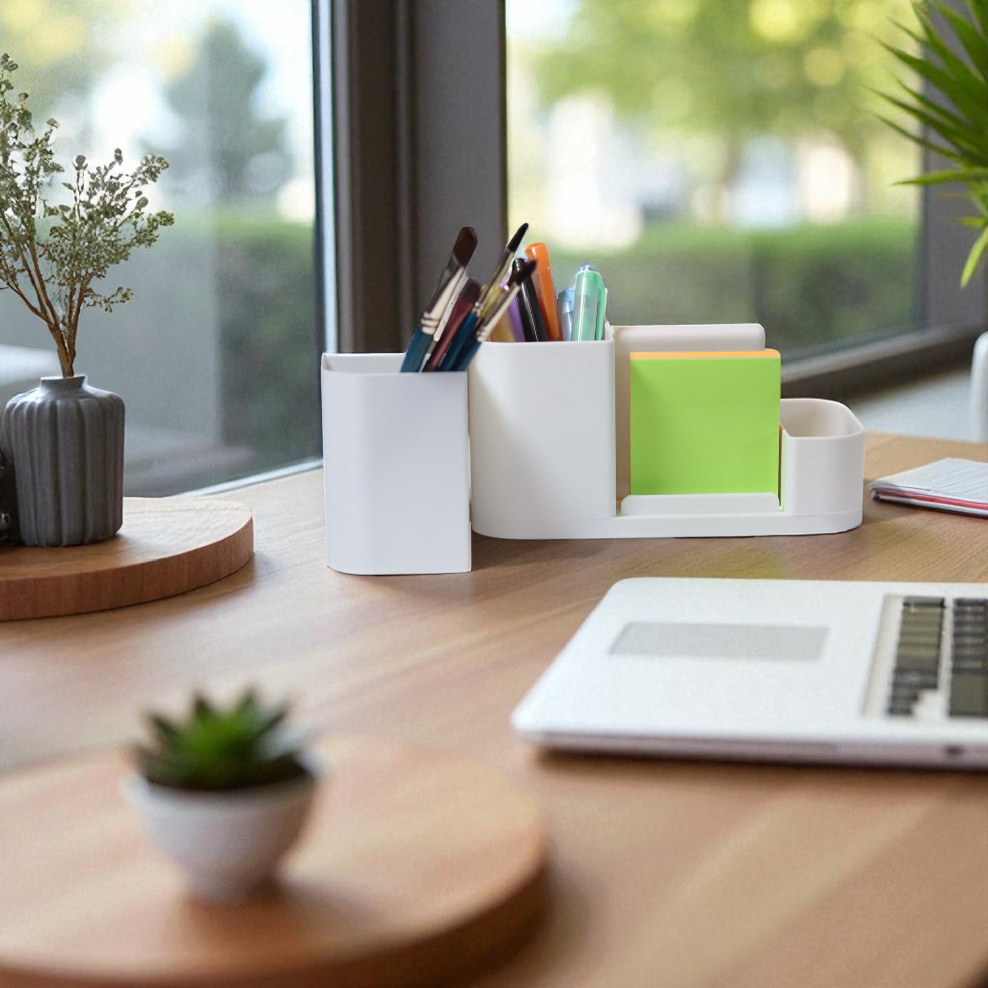 Kids desk organiser with phone stand, pencil/brush holder and sticky-note slot, 20×11×10 cm—white.Front view: organiser holding markers, smartphone in stand, and 3×3 sticky notes—back-to-school desk tidy.