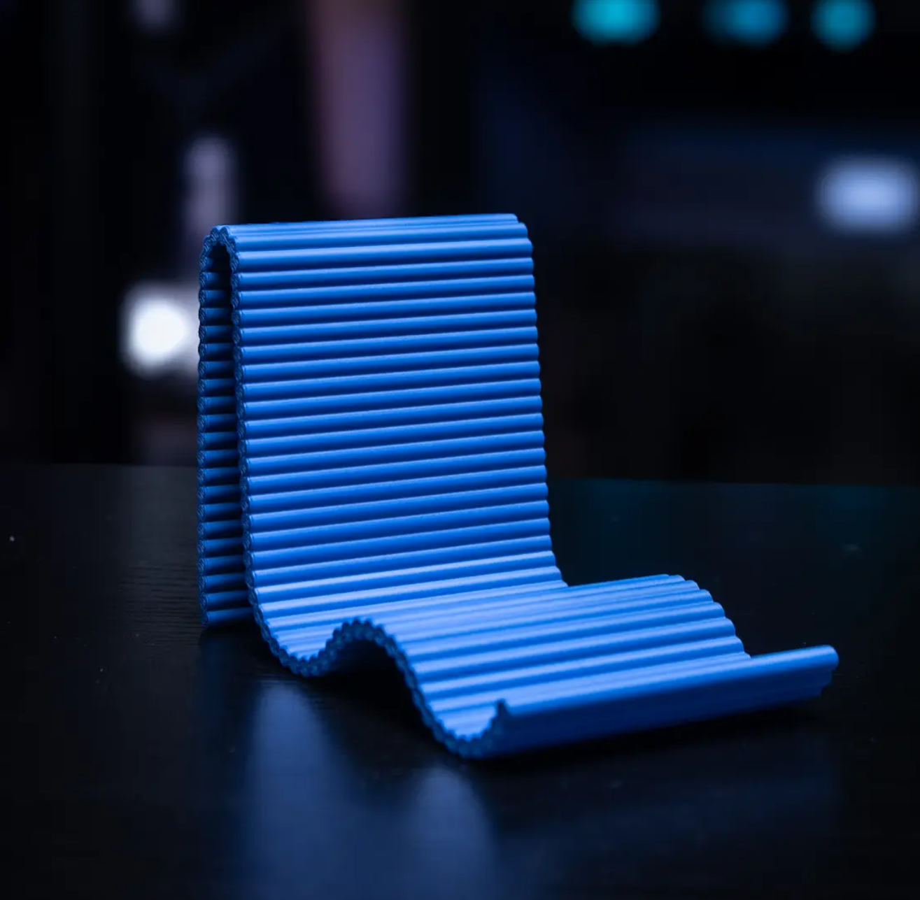 waveline stand 3d printed wavy phone stand for hands-free viewing sleek & modern design