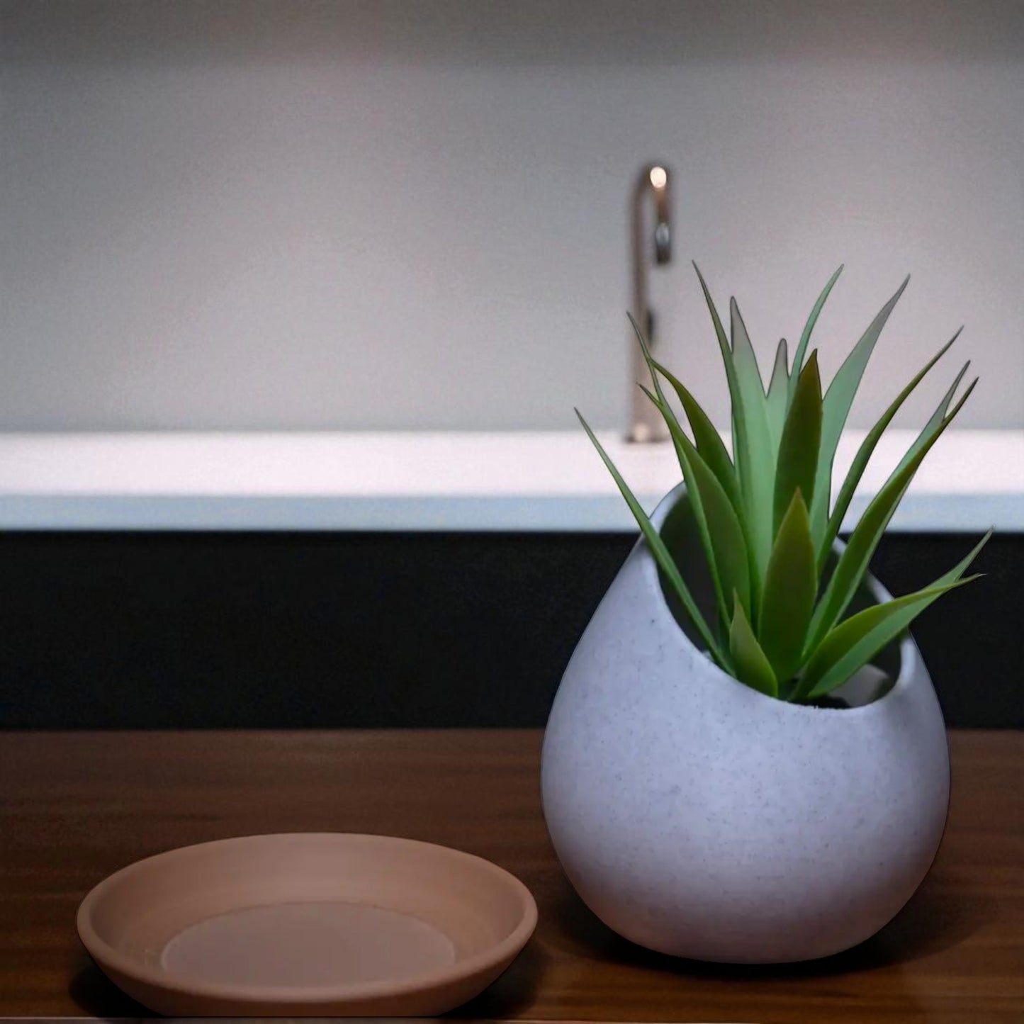 raindrop planter a stylish planter pot designed in the elegant shape of a raindrop, perfect for adding a modern and natural touch to your indoor or outdoor gardening