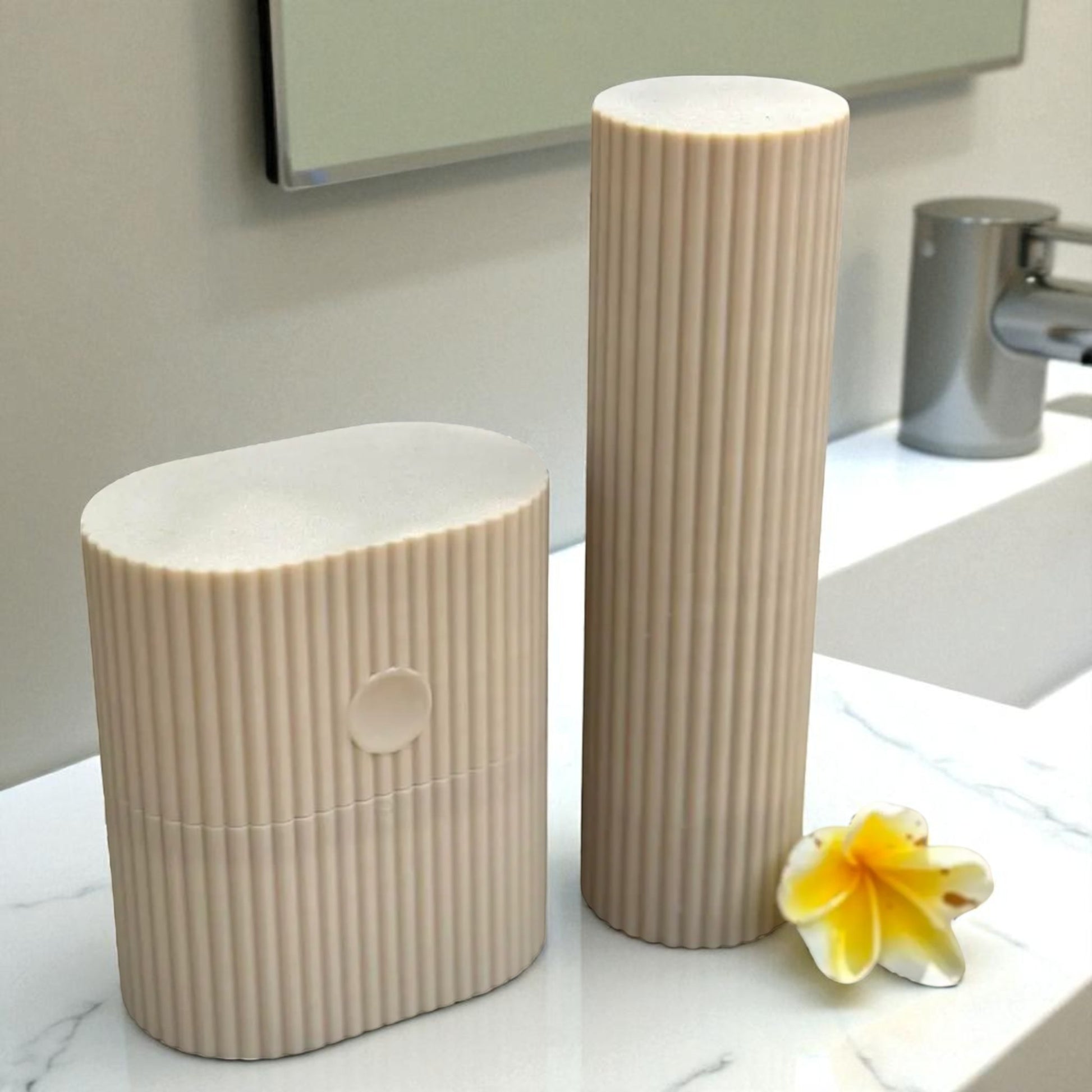 A compact and travel-friendly toothbrush and soap holder set, designed to fit neatly in your luggage. Perfect for keeping your hygiene essentials organized and clean while on the go.