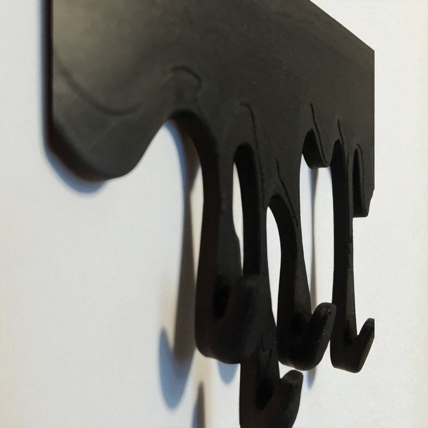 modern dripping key hanger with a unique dripping paint design, available in small (180mm x 90mm) and large (239mm x 120mm) sizes. holds up to 9 key sets and can be mounted with adhesive strips for a rent-friendly option or secured with screws for a permanent installation. a stylish and functional wall-mounted key organizer for homes, apartments, and offices.