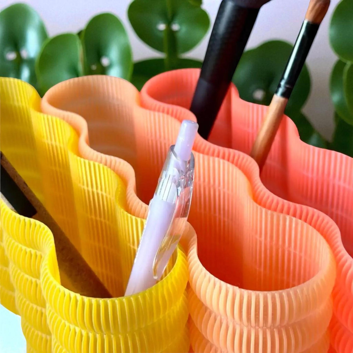 quadra holder a sleek organizer featuring four wave-like compartments, perfect for storing pens, makeup brushes, or small essentials, combining functionality with modern design
