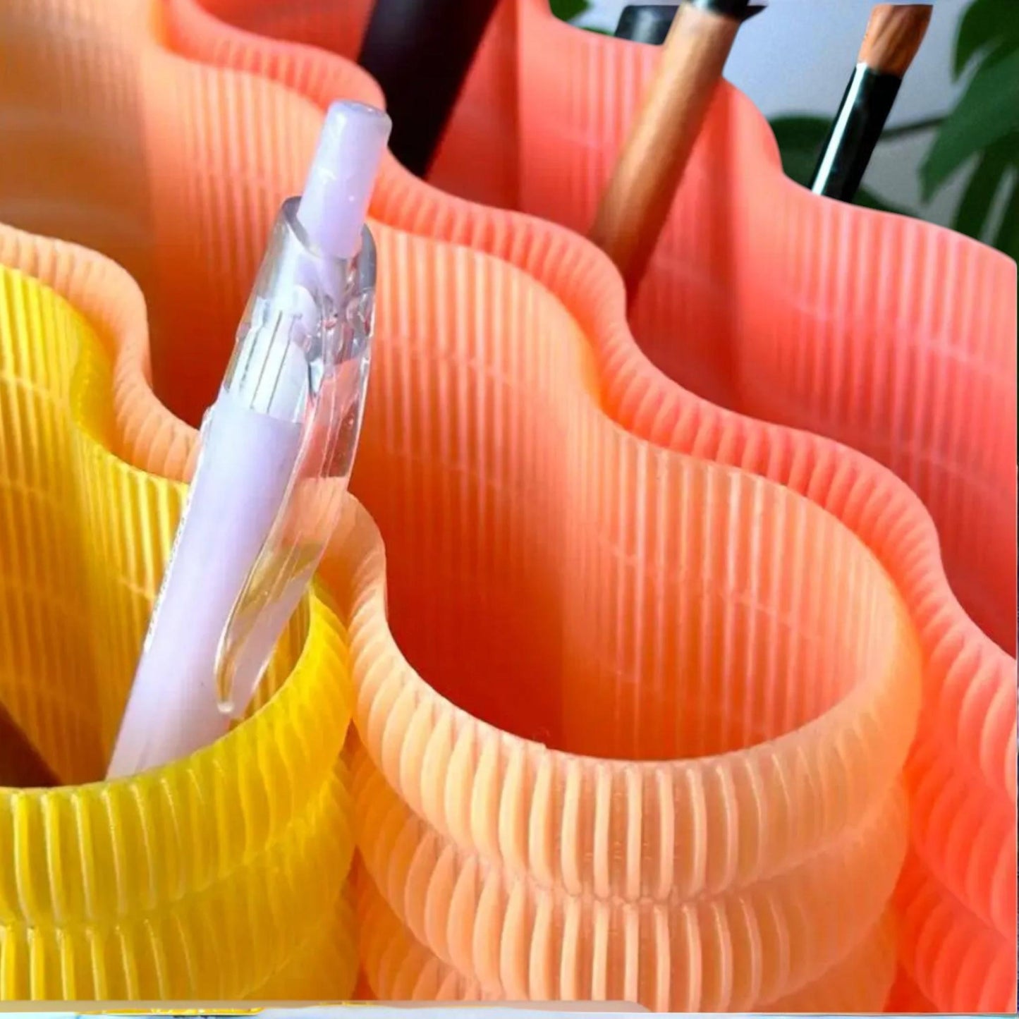 quadra holder a sleek organizer featuring four wave-like compartments, perfect for storing pens, makeup brushes, or small essentials, combining functionality with modern design